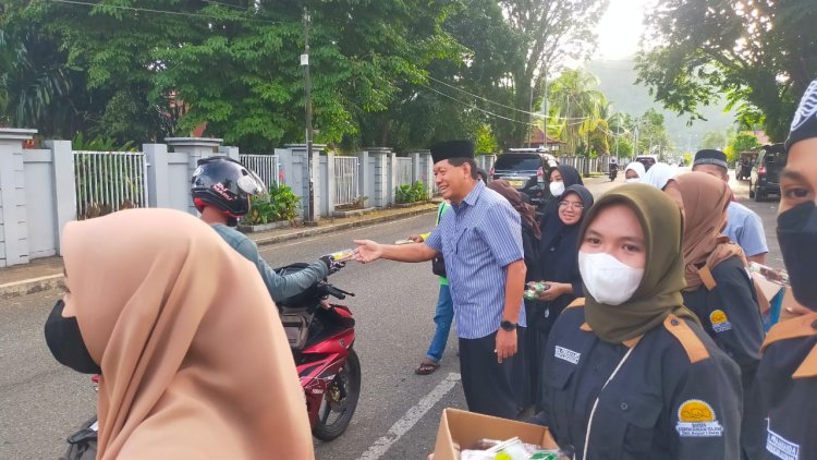 Spontan... ! Bupati Tonny Tesar Ikut Berbagai Takjil di Depan Alun-alun Trikora Bersama Siswa-siswi Kerohanian Islam SMA Negeri 1 Serui