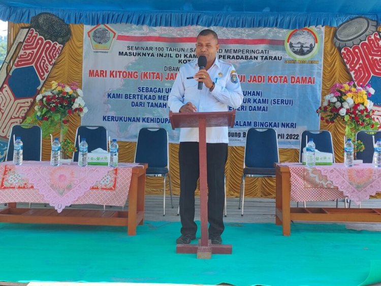 Assisten ll Setda Oktovianus Ayorbaba Buka Seminar Satu Abad Masuknya Injil di Kampung Tanao,  ini Pesan Bupati Kepulauan Yapen ..!