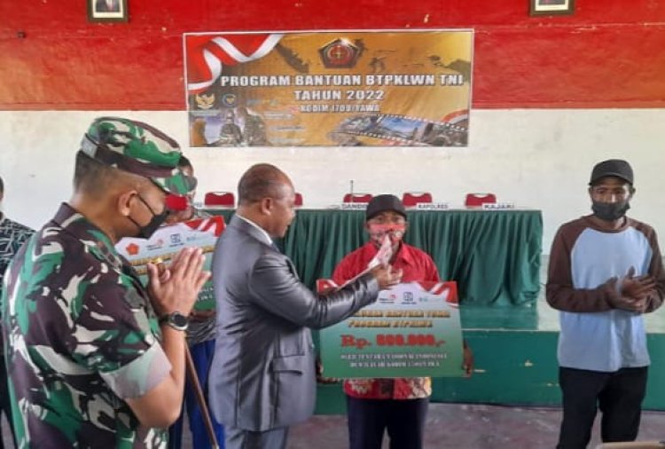 Ketua DPRD Yohanis G. Raubaba bersama Unsur Pimpinan Hadiri Launching Bantuan Tunai Pedagang Kaki Lima dan Warung (BTPKLW) Kodim 1709/Yawa