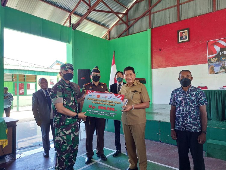 Bupati Kepulauan Yapen Tonny Tesar Hadiri Penyaluran Bantuan Tunai BTPKLWN-TNI Kodim 1709/Yawa