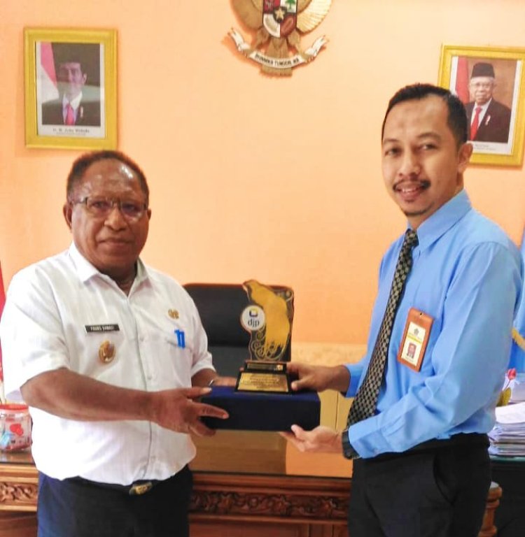 Terima Penghargaan "Bangga Bayar Pajak" dari KP2KP Serui, Wabup Frans Sanadi ajak "Masyarakat Kepulauan Yapen untuk Laporkan SPT Tahunan melalui Aplikasi e-Filing"