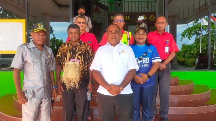 Wakil Ketua II DPRD Kepulauan Yapen dan Komisi I DPRD Hadir Pada Kegiatan Realisasi Pembayaran 1 Milyar 50 Juta Rupiah, Kompensasi Ganti Rugi Tanah oleh Pihak PT. SWPI