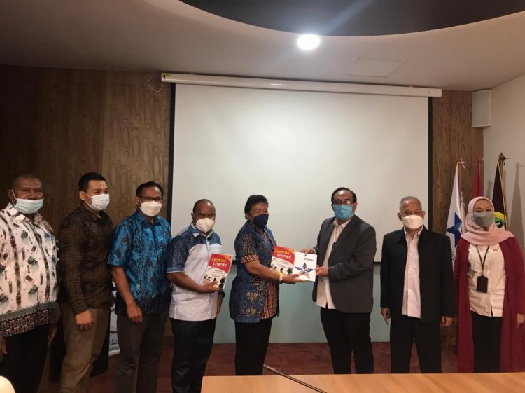 Plt Sekda Erny R. Tania : Perpunas RI melalui Dinas Perpustakaan dan Kearsipan Daerah Kepulauan Yapen akan Hadirkan Layanan Ekstensi Pocadi (Pojok Baca Digital)