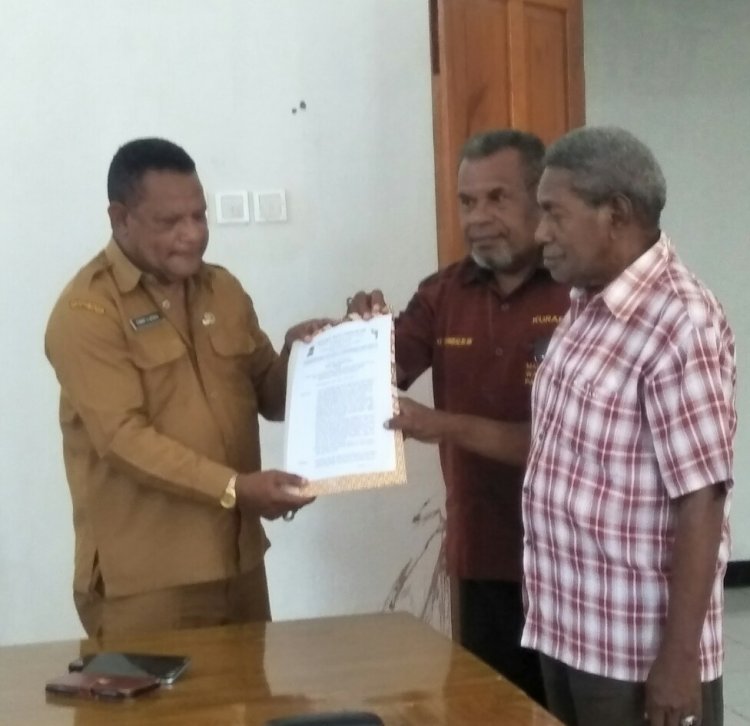 Resmi DAS Yawa Unat Menyerakan SK 11 Kepala Marga dan 2 Kepala Keret kepada Kesbangpol Yapen.