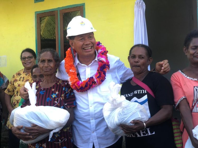 Bupati Tonny Tesar Resmikan Launcing Listrik Masuk Kampung, Masyarakat Sasawa dan Kanawa Nikmati Listrik PLN "Semua Ini Upaya untuk Masyarakat Lebih Sejahtera"