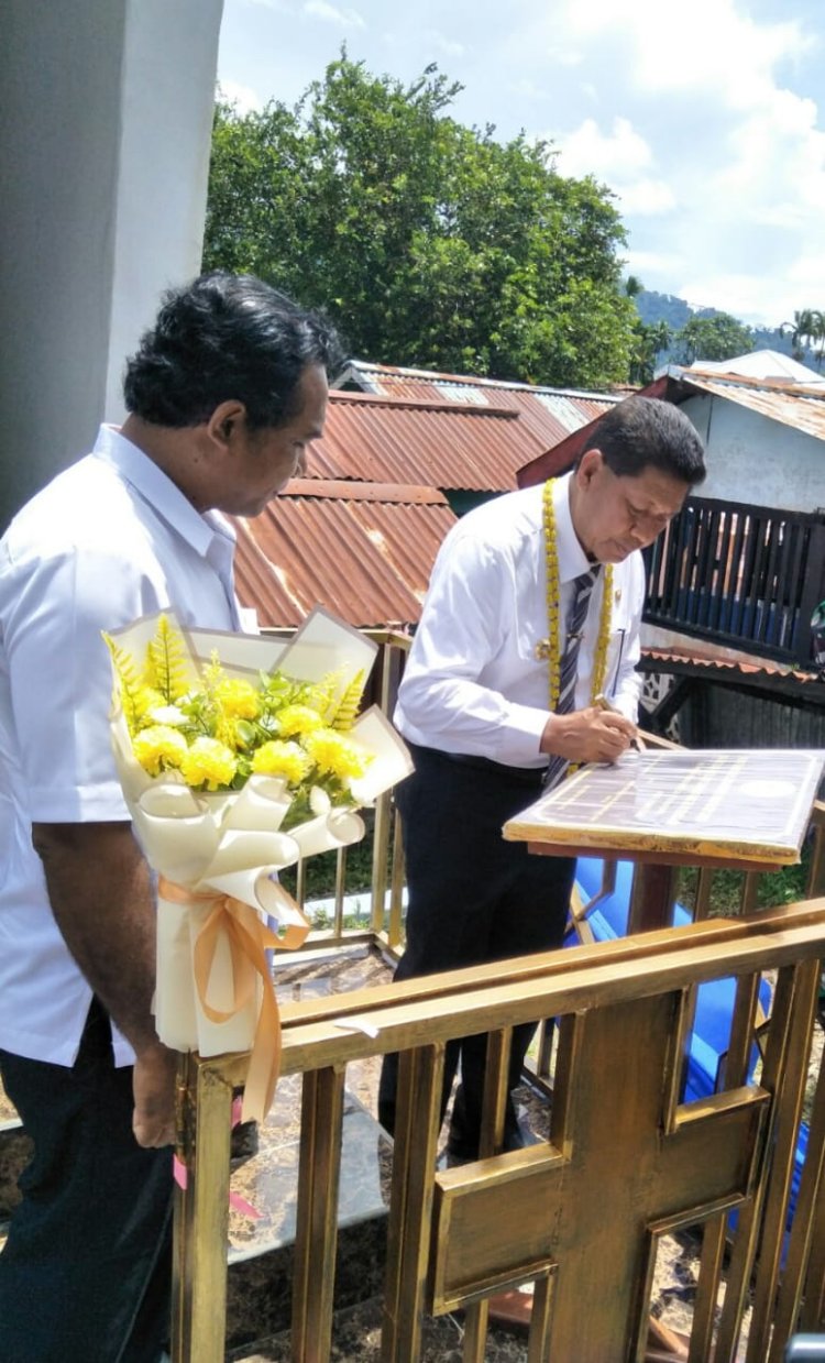 Usai Upacara HUT Kabupaten ke-53, Bupati Tonny Tesar Resmikan Makam Hugo Kijne, dan Jadi Situs Sejarah