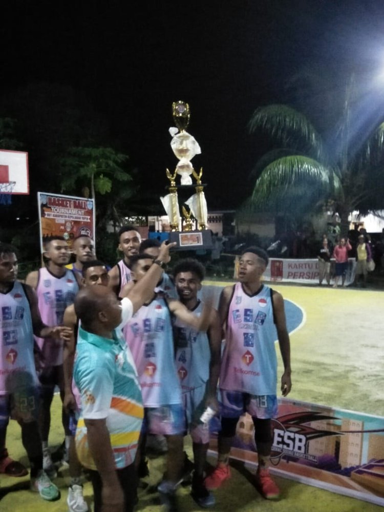 Ketua DPRD Yapen Hadir Berikan Sambutan sekaligus Menutup "Tournament Basketball" menyongsong HUT Kabupaten ke-53