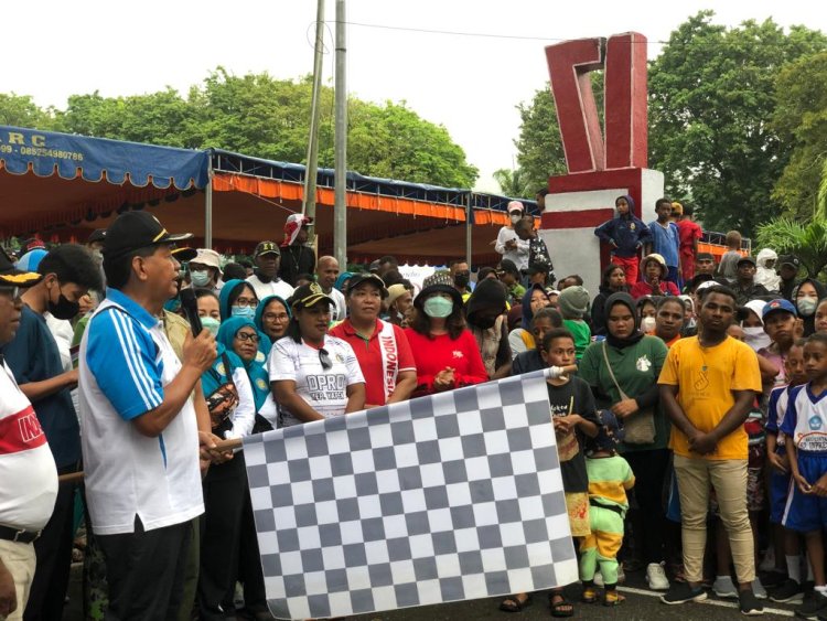 "Segera Ikut VAKSIN" Ajak Bupati Tonny Tesar kepada Peserta Jalan Santai (Fun Walk) Berhadiah