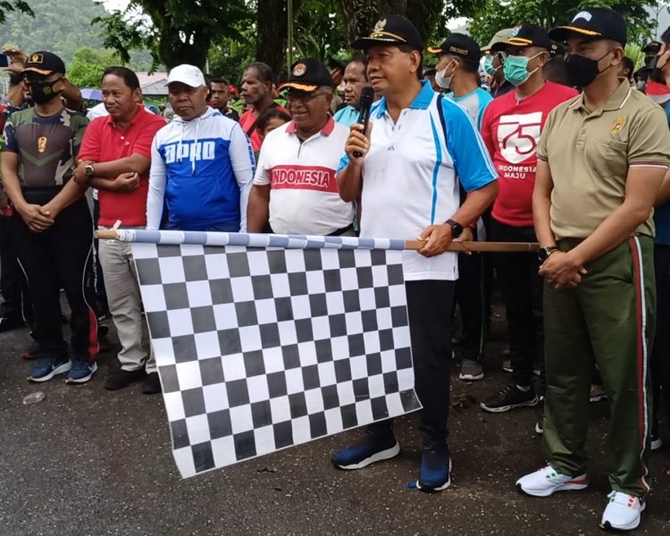 Di Tengah-tengah Ribuan Masyarakat, Bupati Tonny Tesar Membuka dan Melas Peserta Jalan Santai