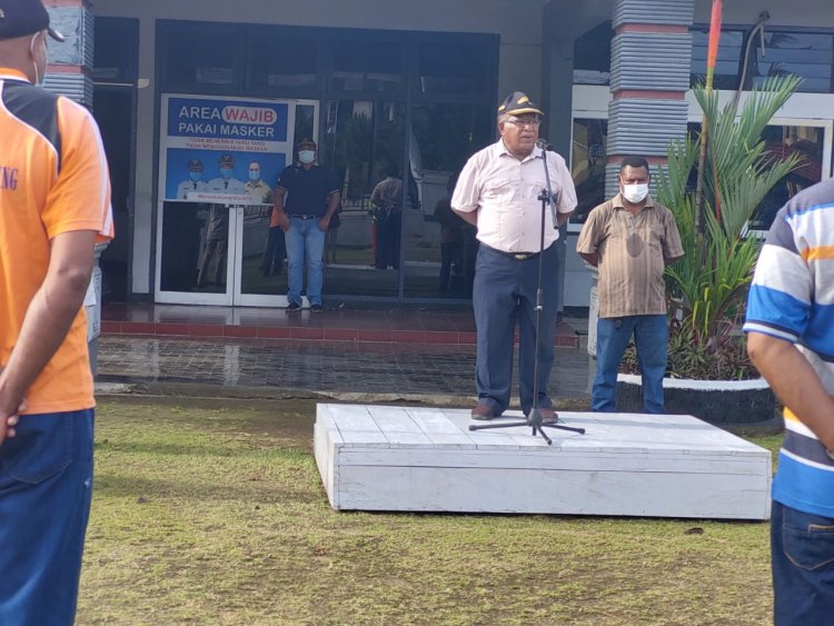 Pada Apel Gabungan Wakil Bupati Frans Sanadi ingatkan Pelaksanaan Upacara HUT Kabupaten ke-53 di Hari Senin, 07 Maret 2022