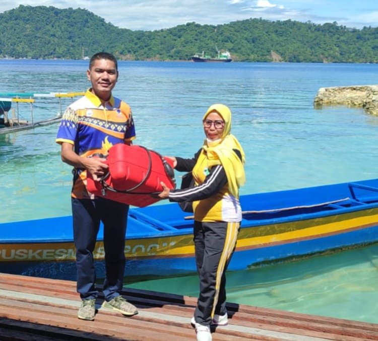 Serahkan 1 Unit Perahu Fiber dan Motor Tempel 15 PK, Ade Yullen Banua (AYB) harap Maksimalkan Pelayanan Kesehatan di Kampung Distrik Poom