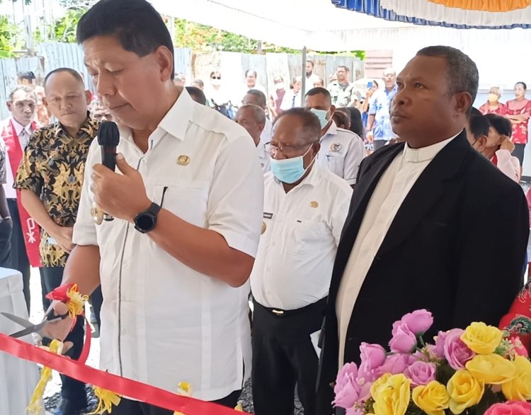 Peresmian, Pentahbisan Rumah Pastori Petra Kodim Aifoti, Bupati Tonny Tesar “Jadikan Rumah Doa dan Berikan Pelayanan yang Terbaik”