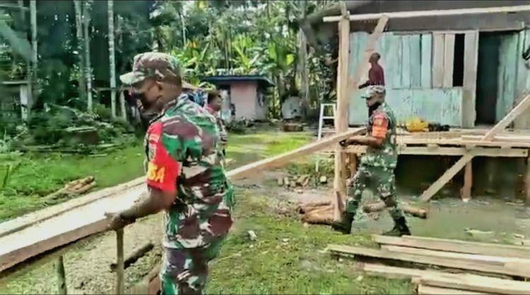 Bantu Kesulitan Masyarakat, Koramil 1709-01/Yapen Selatan Lakukan Karya Bakti Pembangunan Rumah Warga Binaannya