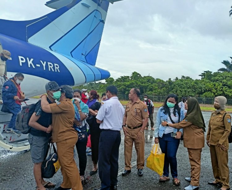 Berselimut Duka, Jenazah Alm. Marchel Nussy Putra dari Alexander Nussy tiba di Bandara Kamanap Serui