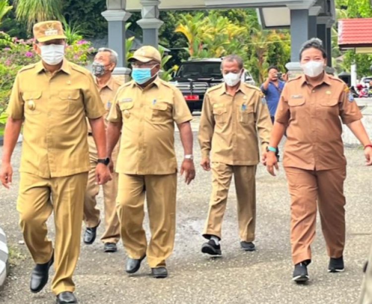 Pada Apel Pagi Bupati Kepulauan Yapen Tonny Tesar, S.Sos Mengingatkan Pimpinan OPD dan semua Pengelola Keuangan, Siapkan Berkas untuk Kelancaran Pemeriksaan Team BPK