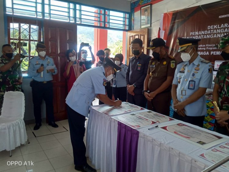 Penandatanganan Perjanjian Kinerja dan Penandatanganan Zona Intregitas Tahun 2022 di Lapas Kelas II B Serui - Kepulauan Yapen.