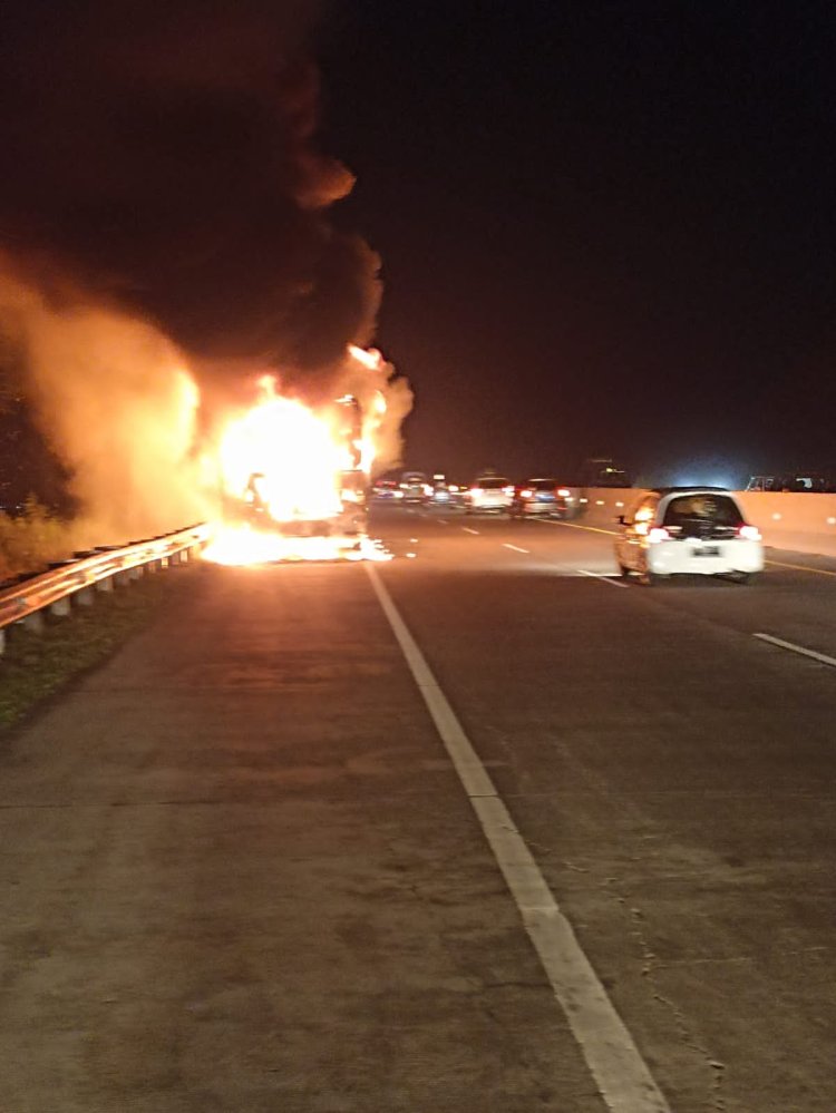 Bus Rosalia Indah Hangus Terbakar Di Tol Tegal-Brebes