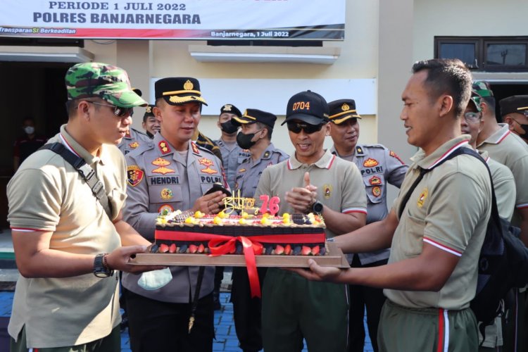 Peringatan Hari Bhayangkara Ke-76, Dandim 0704 Banjarnegara Beri Kejutan Ke Kapolres Banjarnegara