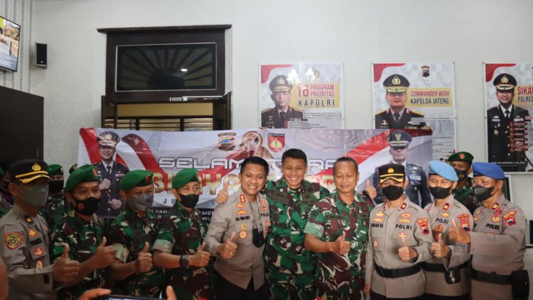 Kejutan di Hari Bhayangkara ke-76, Kapolres Pemalang Disambut Kue Ultah dari Dandim di Lobi Polres