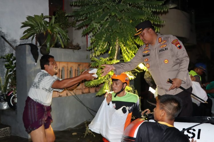 Cegah Kejahatan Saat Banjir Rob, Kapolres Demak Patroli Malam dan Bagikan Makanan Kepada Warga