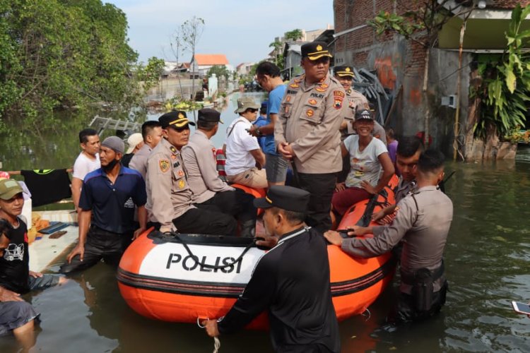 Kapolres Demak : Banjir Rob Belum Seluruhnya Surut, Kami Siapkan Bantuan Untuk Desa Yang Terendam Banjir