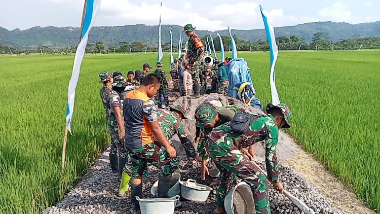 Komandan SSK Terjun Langsung Dalam Pengecoran Jembatan TMMD Reg 113