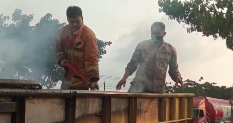 Aksi Heroik AKP Sigit, Bantu Padamkan Mobil Terbakar di Jalur Pantura Demak
