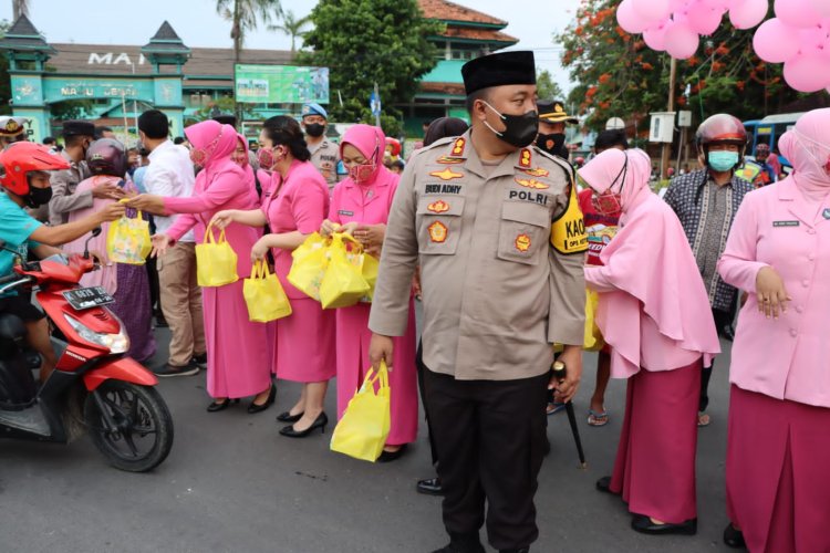 Bentuk Kepedulian, Kapolres Bersama Bhayangkari Cabang Demak Bagikan Takjil Kepada Warga