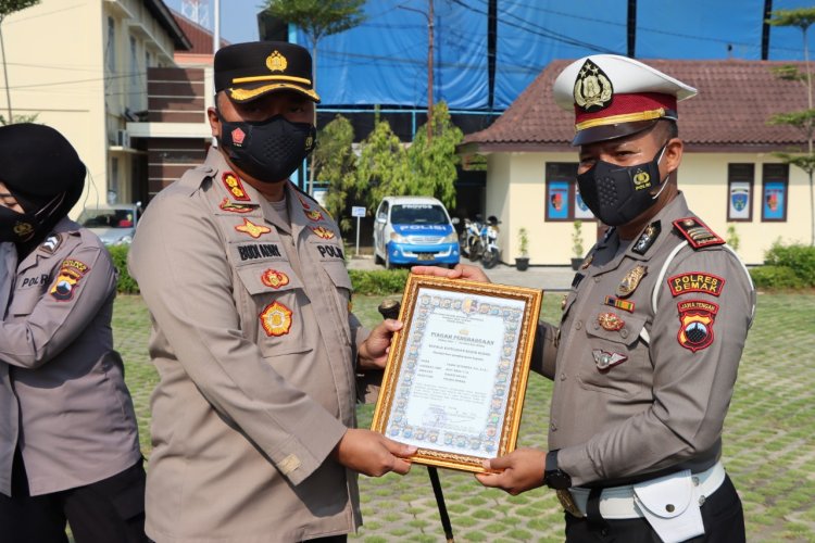 31 Anggota Polres Demak Dapat Penghargaan dari Kapolres