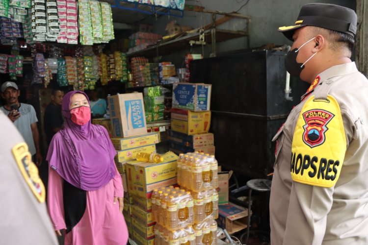 Kapolres Blusukan Cek Stok Minyak Goreng Curah, Bantu Agen Aktivasi Aplikasi SIMIRAH