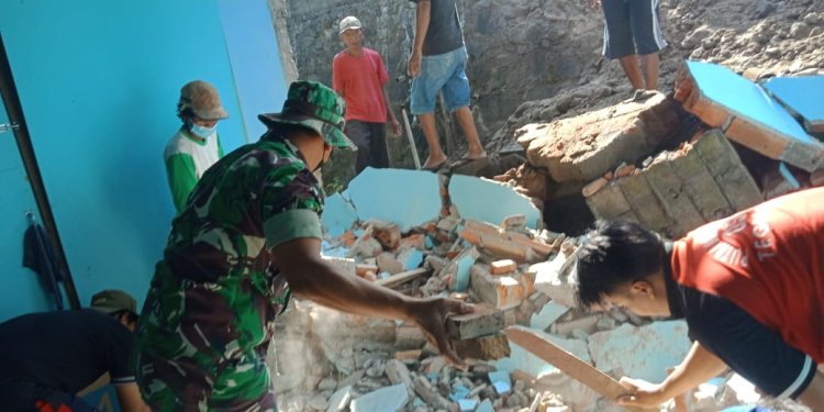 Babinsa Nogosari Bantu Evakuasi Korban Tanah Longsor