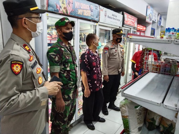 Antisipasi Peredaran Barang Kadaluarsa, Babinsa Jatinom Bersama Polsek Jatinom Cek Sembako Di Pasar Tradisional