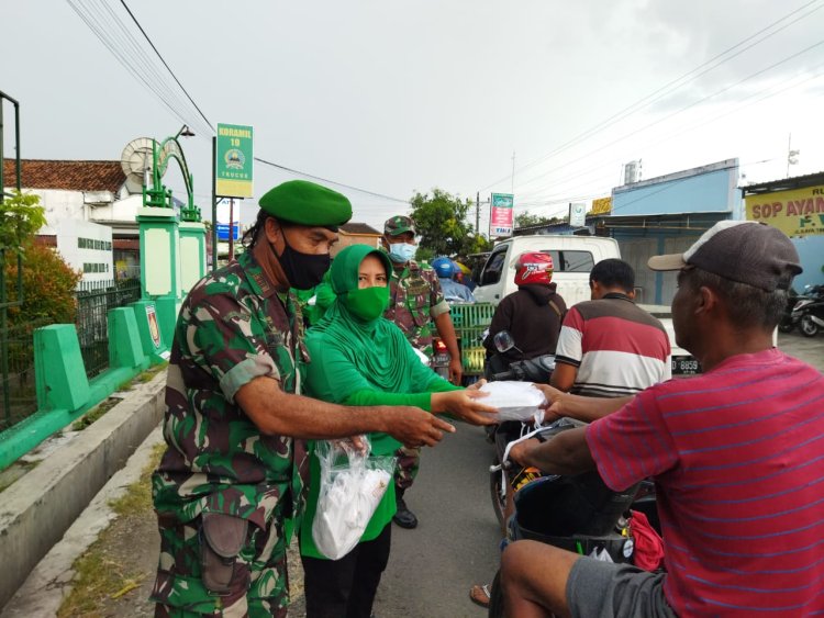 Koramil 19 Trucuk dan Persit Bagikan Takjil dan Masker Kepada Masyarakat Yang Lewat
