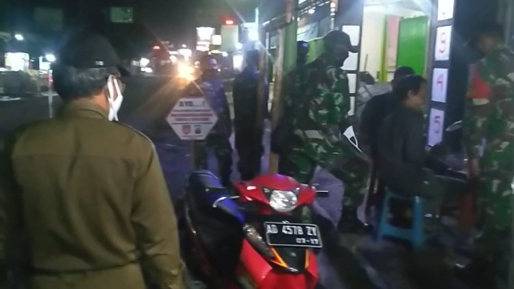 Koramil Andong Bagikan Masker Gratis Saat Laksanakan Operasi Yustisi Malam Hari