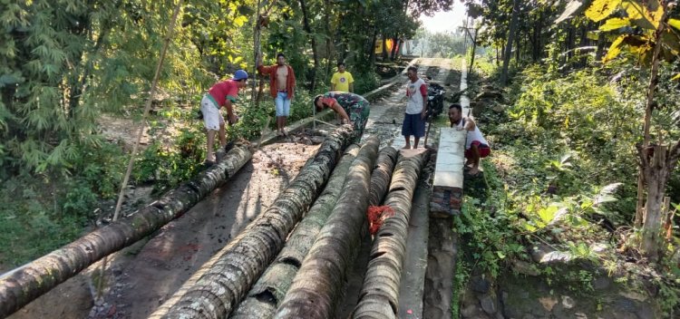 Babinsa Wonosegoro Pelopori Pembuatan Jembatan Darurat