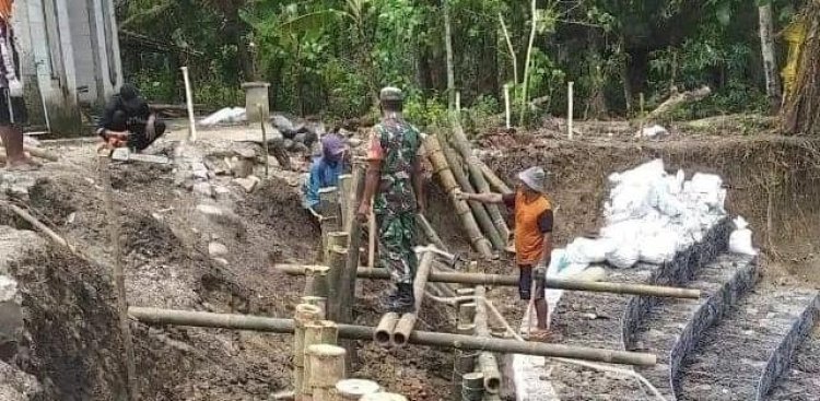 Akibat Sering Longsor, Babinsa Dan Warga Gotong Royong Bangun Talut Bronjong