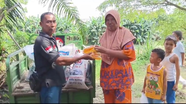 Rayakan HUT RI ke 78, AMPHIBI Bersama Team BERITAMU Dan LSM KAtes Ajak Warga Tukar Sampah Sungai Dengan Minyak Goreng