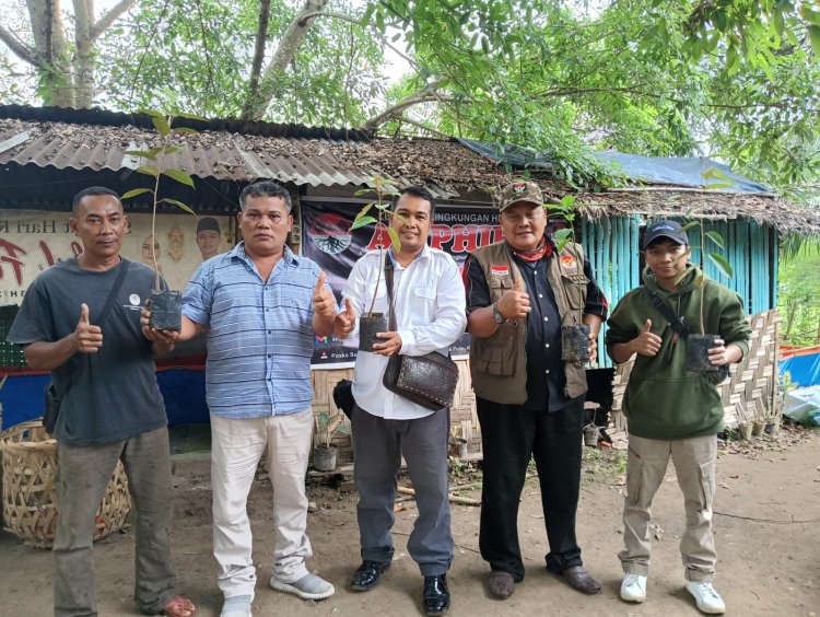 AMPHIBI BERSAMA PIMPINAN MEDIA TANAM POHON PRODUKTIF DI BANTARAN SUNGAI DELI