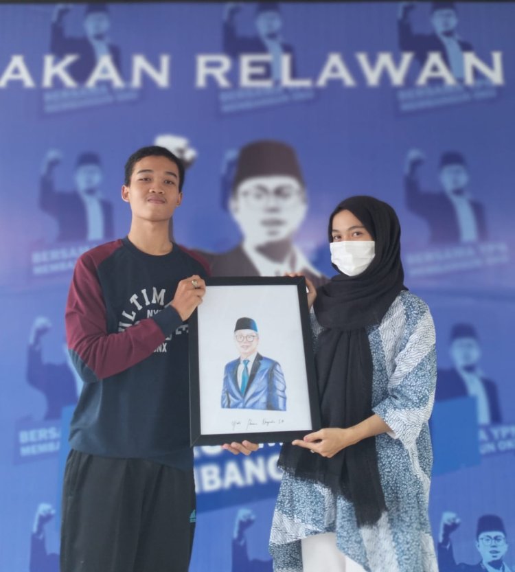 Saking kagum nya dengan sosok Yudi purna nugra (YPN) Rasendriya Arbama, berikan lukisan nya untuk YPN