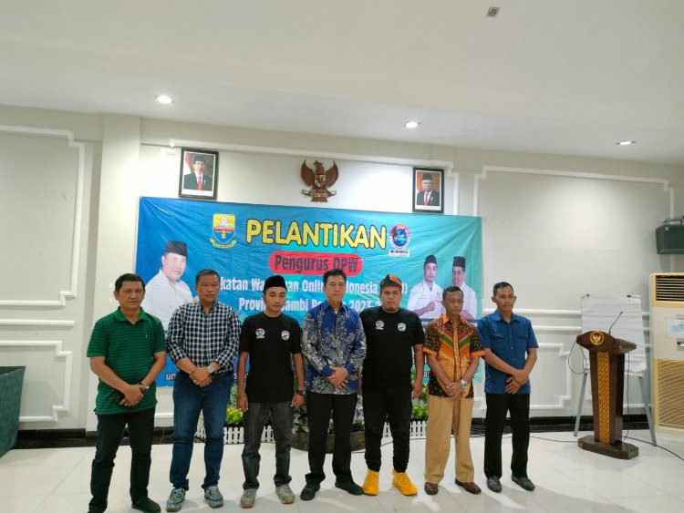 Ketua DPP IWO (Ikatan Wartawan Online) Indonesia, NR. Icang Rahardian resmi melantik DPW (Dewan Pengurus Wilayah) Provinsi Jambi periode 2023 - 2026, di Hotel Ratu, Sabtu (8/7/2023).