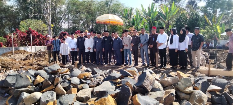 Peletakan Batu Pertama Masjid At taqwa pekon kenali.Di lakukan Bupati Lampung barat.