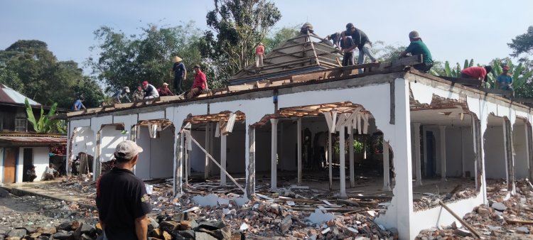 warga Desa kenali. bahu membahu membangun masjid dengan cara bergotong royong
