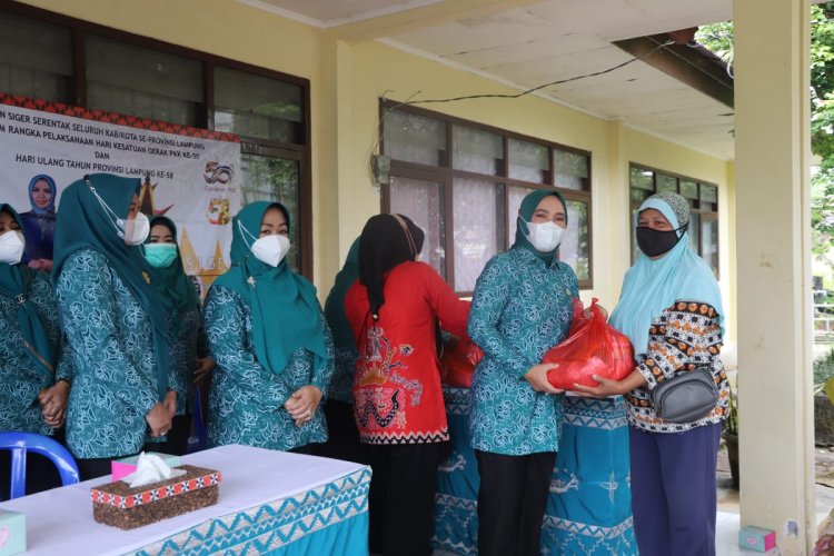Ketua,(TP,PKK) Kabupaten Lampung Barat Partinia Parosil Mabsus Laksanakan Bhakti Sosial
