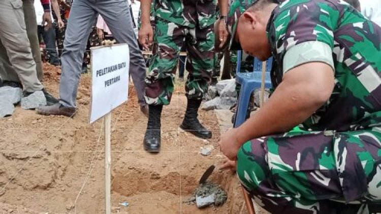 Peletakkan Batu Pertama Bedah Rumah Ibu Bunex di Desa Bandar Dalam, Oleh Dandim 0421/Lamsel Letkol Inf Fajar Akhirudin Sip.M.Si