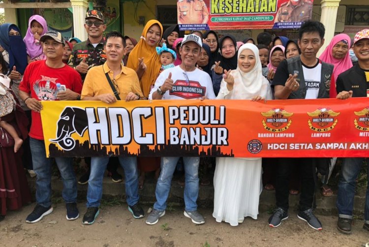 Peduli Banjir, HDCI Lampung dan Wakil TP PKK Berikan Bantuan Kepada Korban Terdampak Banjir di Lamsel