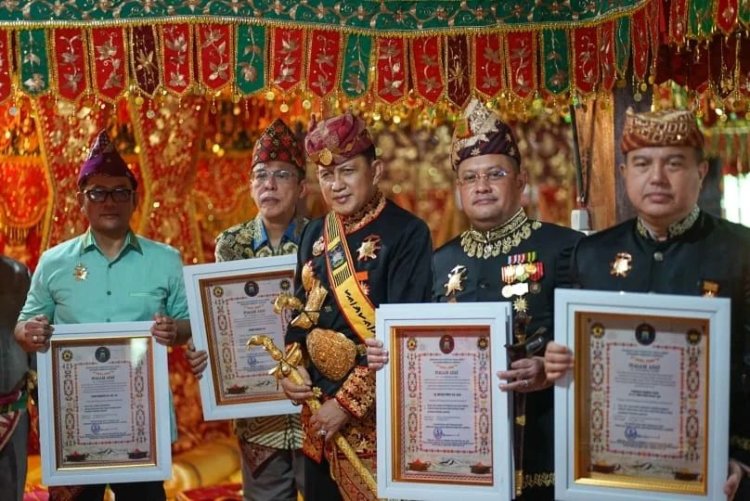 Komjen Pol. Tomsi Tohir Mulang Pekon disambut Prosesi Adat Kepaksian Pernong Sekala Brak