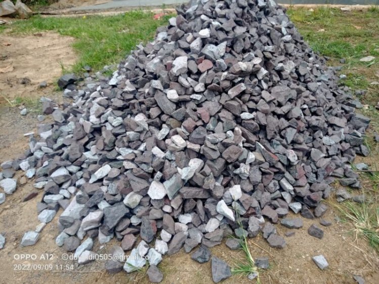 DI DUGA PEKERJAAN REKONSTRUKSI JALAN RUAS SUBAN-TANJUNG JAYA MENGGUNAKAN BAHAN MATERIAL ASAL ASALAN