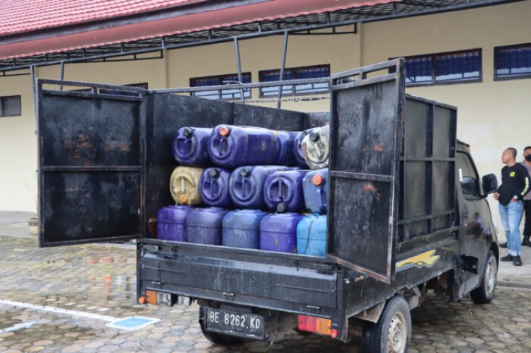 MEMBAWA 37 JERIGEN (1.221 liter) SOLAR SUBSIDI NELAYAN DIAMANKAN POLRES LAMSEL