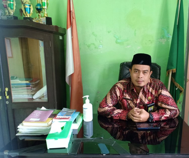 KUA Kecamatan Cempaka  Serahkan 16 Buku Nikah ITSBAT Massal