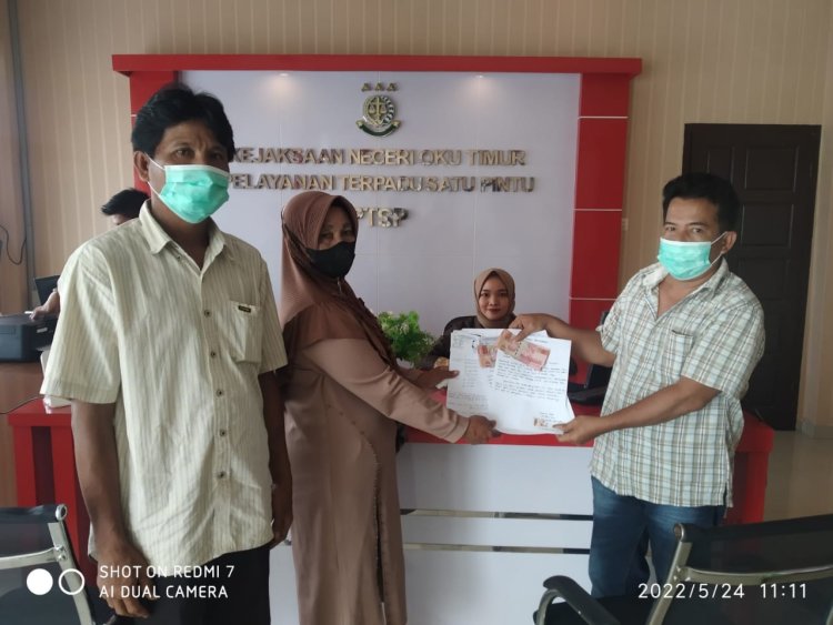 Ketua Lsm Lpi TIpikor Bersama Warga Penerima PKH Serahkan Barang Bukti Pengembalian Uang ke Kejari Oku Timur